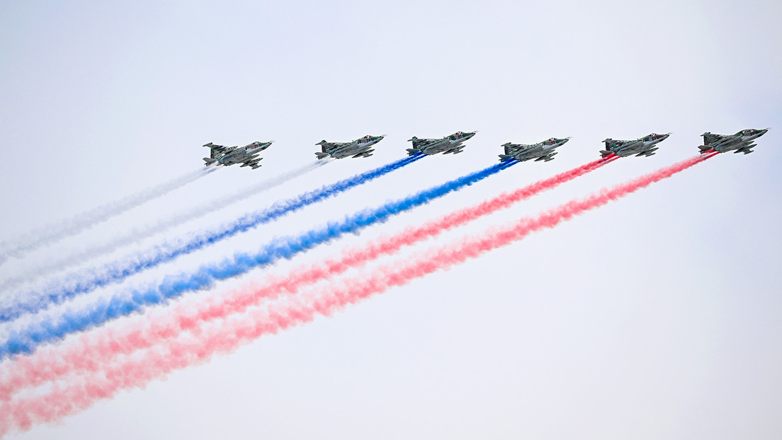 VIDEO: Aviación tiñe el cielo de Moscú con el tricolor ruso en el Desfile de la Victoria