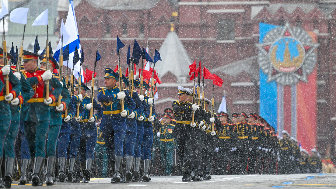 VIDEO: Nieva durante el desfile militar en la Plaza Roja, igual que en 1941