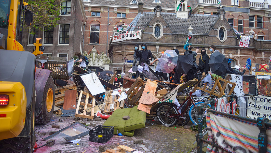 VIDEO: Utilizan excavadora para disolver un campamento propalestino en  Ámsterdam