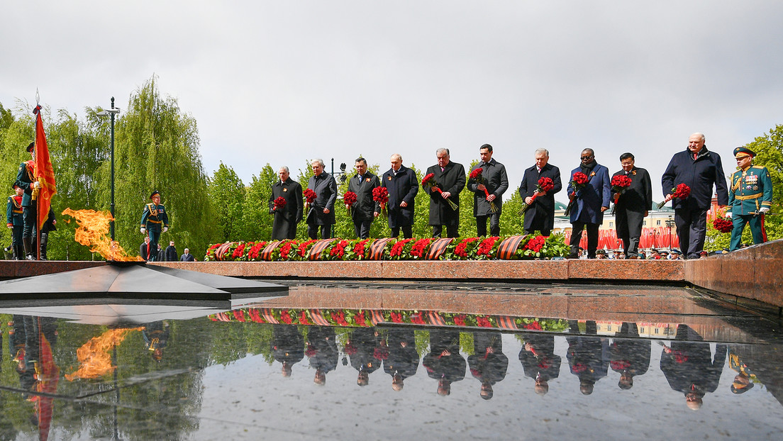 Putin deposita ofrenda floral en la Tumba del Soldado Desconocido junto con otros presidentes