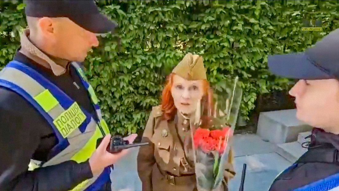 Policía de Kiev impide a anciana depositar flores en monumento soviético por su uniforme