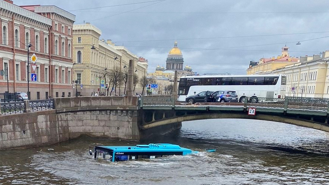 VIDEOS: Un autobús con al menos 20 pasajeros cae a un río en San Petersburgo