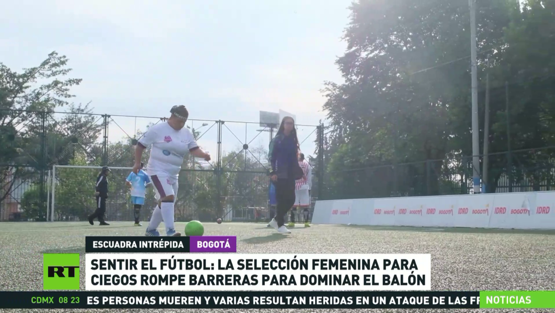 La selección femenina de fútbol colombiana para ciegos rompe barreras para dominar el balón