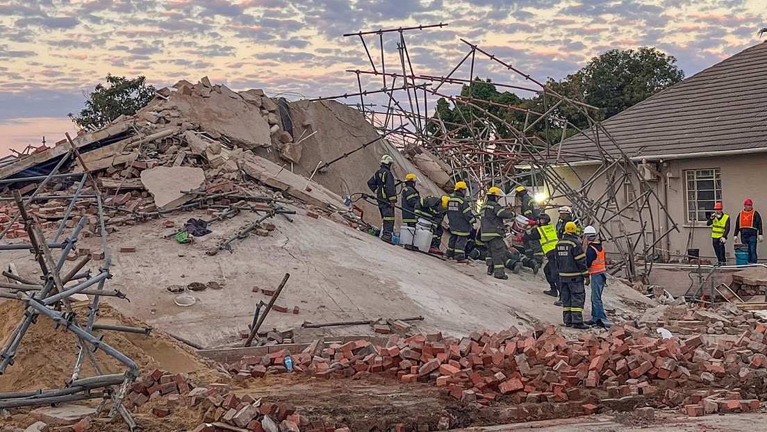 "Milagro": Rescatan a un hombre casi 5 días después de derrumbarse un edificio (VIDEO)