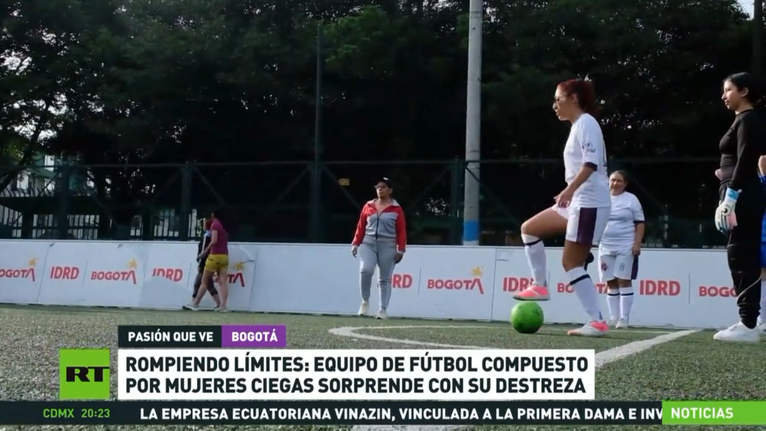 La selección femenina de fútbol colombiana para ciegos rompe barreras para dominar el balón