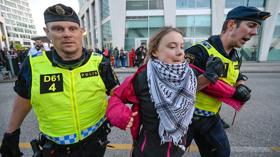 VIDEO: Policía sueca saca por la fuerza a Greta Thunberg de protesta propalestina