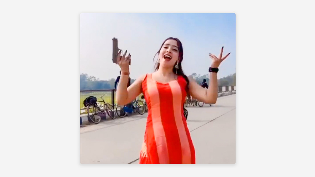 Investigan a una 'influencer' india por bailar con una pistola (VIDEO)