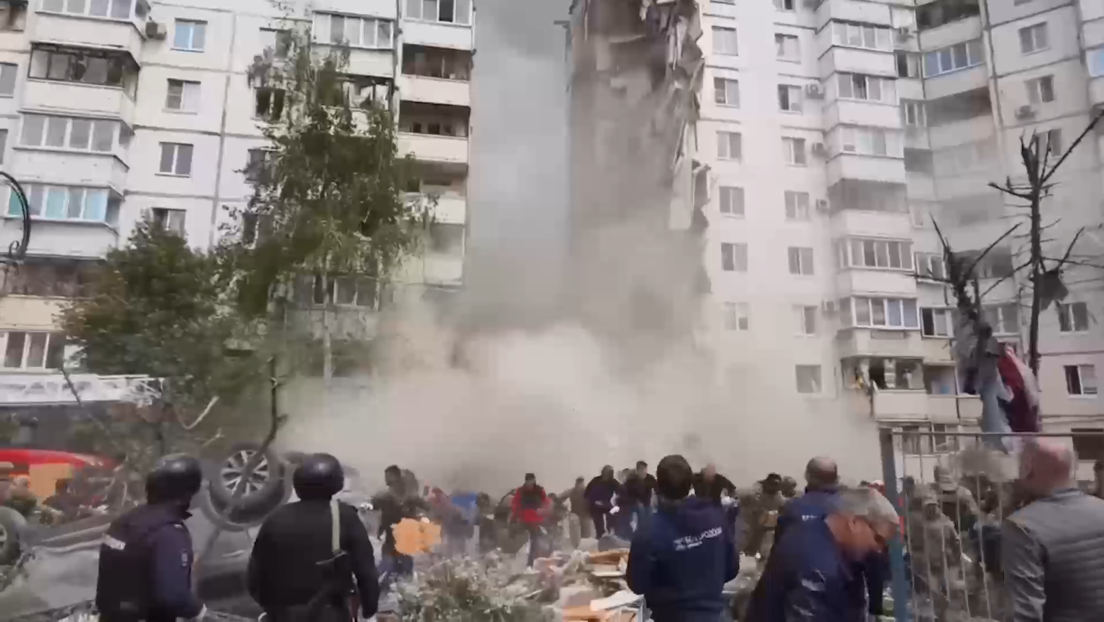 VIDEO: Parte del techo del edificio atacado en Bélgorod cae sobre los rescatistas