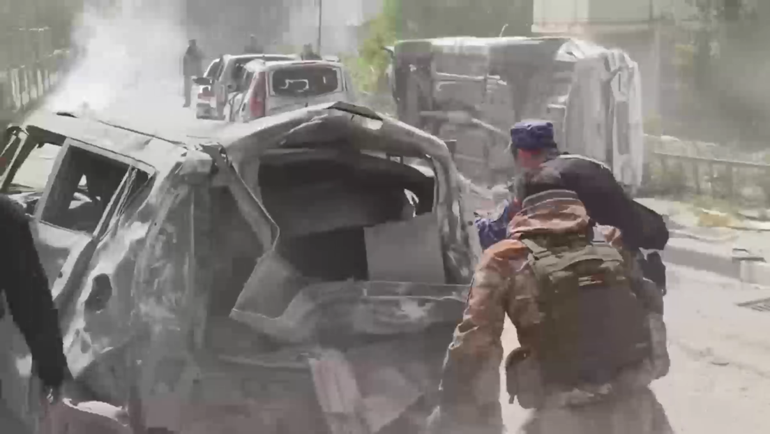 VIDEO: Empujan coches para alejarlos del edificio atacado en Bélgorod por Kiev