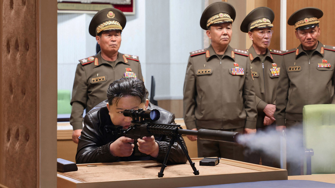 Kim Jong-un prueba un nuevo rifle de francotirador y da en el blanco (FOTOS)