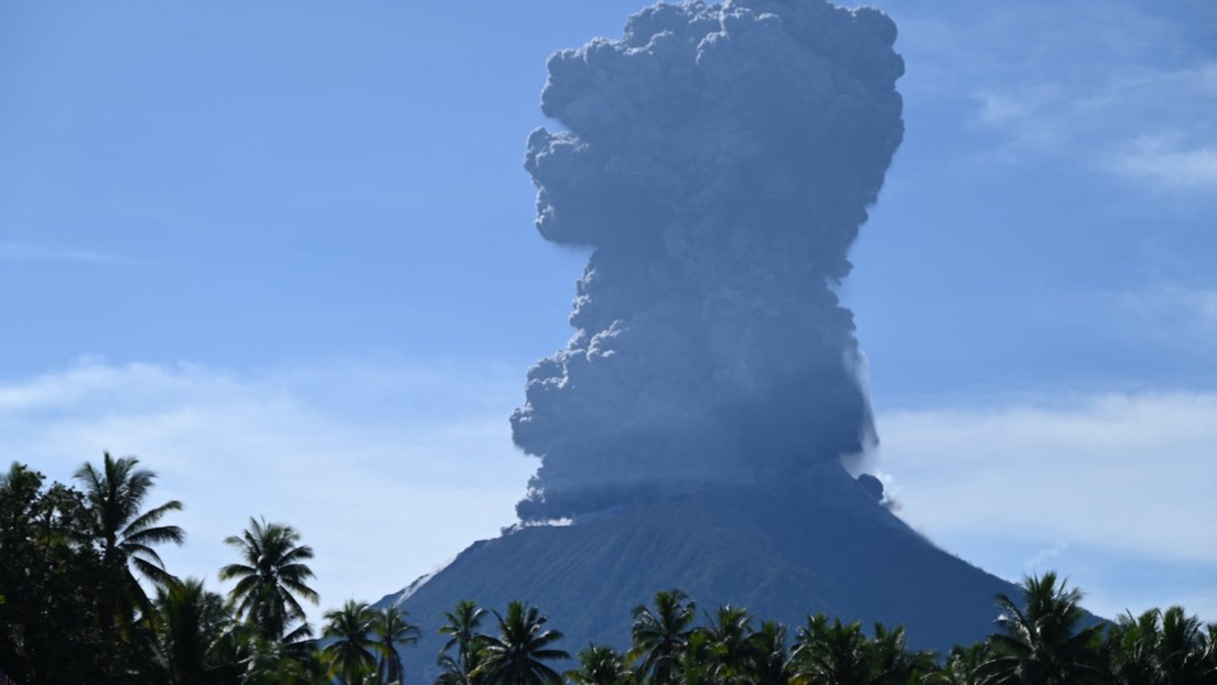 VIDEO: Un volcán indonesio entra en erupción y lanza una colosal columna de humo 
