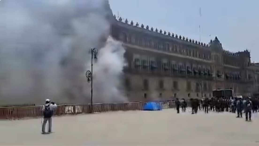 Lanzan petardos al Palacio Nacional de México (VIDEOS)