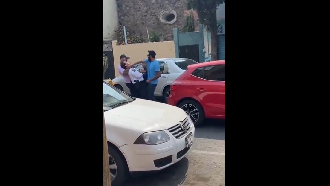 VIDEO: Hombre le hace una llave al cuello a un policía y lo deja inconsciente
