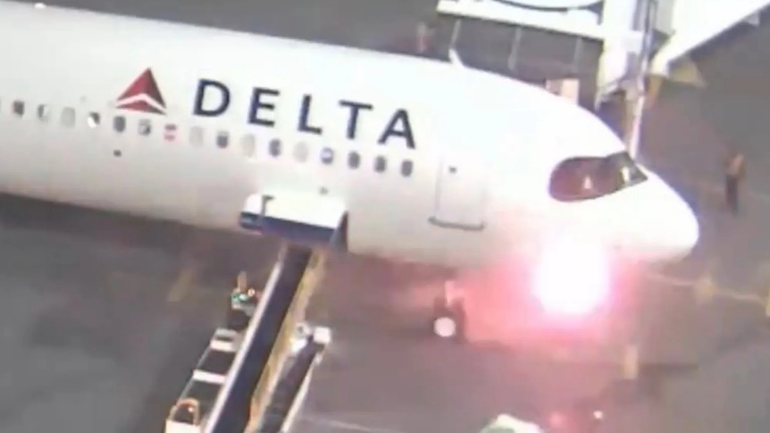 VIDEO: Un avión de Delta se incendia mientras salían los pasajeros