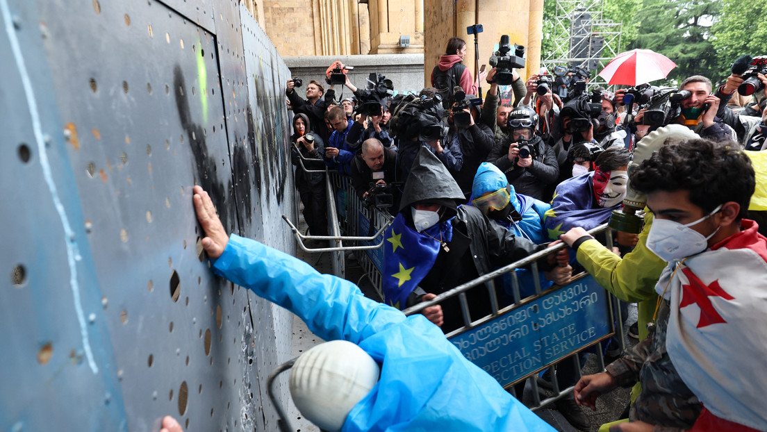 Manifestantes intentan irrumpir en el Parlamento de Georgia (VIDEO)
