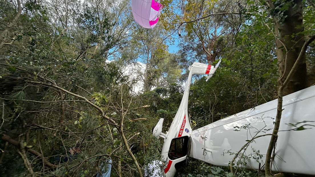 Una avioneta cae en Uruguay y sus tripulantes se salvan gracias al paracaídas (VIDEO)