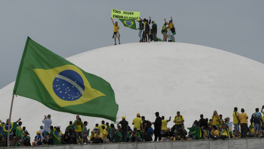 Reportan que diez bolsonaristas condenados por la intentona golpista huyeron de Brasil