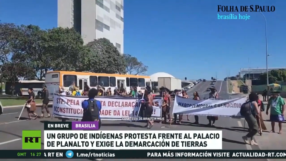 Un grupo de indígenas protesta frente al Palacio de Planalto y exige la demarcación de tierras