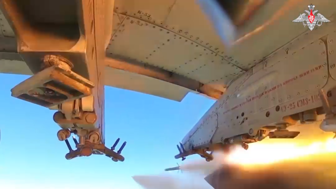 Cazas Su-25 rusos bombardean posiciones camufladas de las tropas ucranianas (VIDEO)