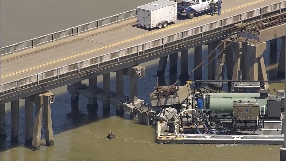 Una barcaza choca contra un puente en EE.UU., provoca un derrame de petróleo y el cierre de la única vía a una isla