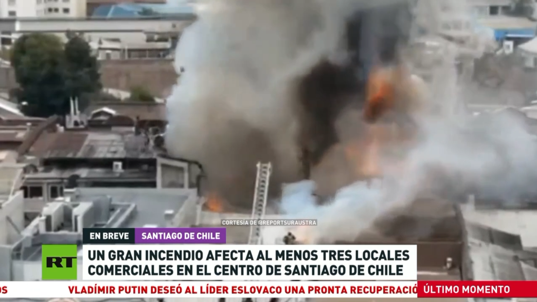Un gran incendio afecta al menos tres locales comerciales en el centro de Santiago de Chile