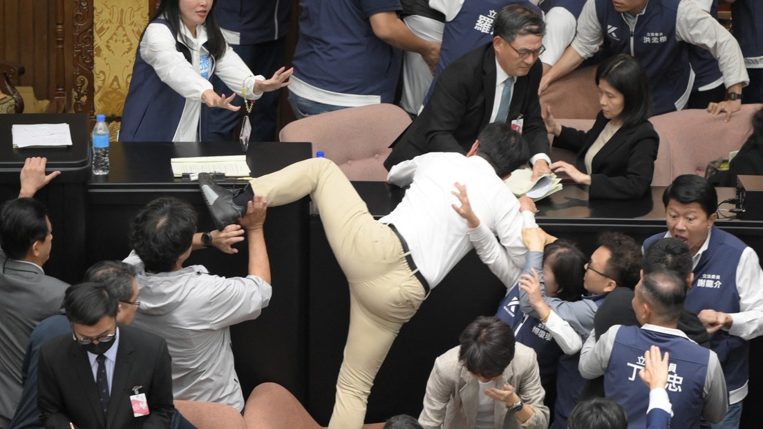 Diputado taiwanés roba un proyecto de ley y huye del Parlamento para impedir su aprobación (VIDEO)