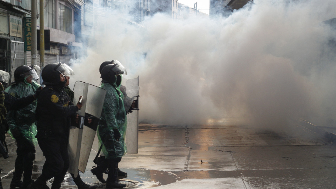 Fiscalía de Perú investiga a policías y militares por muertes en protestas