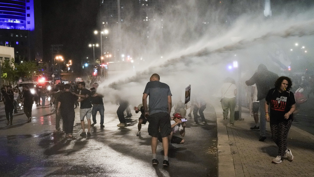 Policía dispersa con cañones de agua una protesta multitudinaria en Tel Aviv (VIDEO)