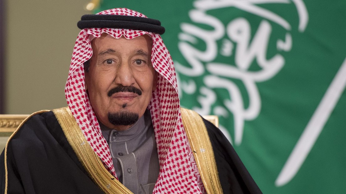 El rey de Arabia Saudita se somete a pruebas médicas debido a fiebre alta y dolores
