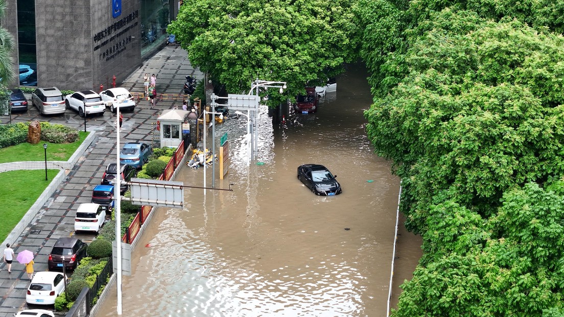 Habitantes de ciudades chinas caminan con el agua hasta el pecho durante fuertes lluvias (VIDEOS)