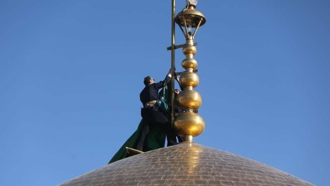 FOTO: Izan banderas negras en mezquitas de Irán por la muerte de Raisi