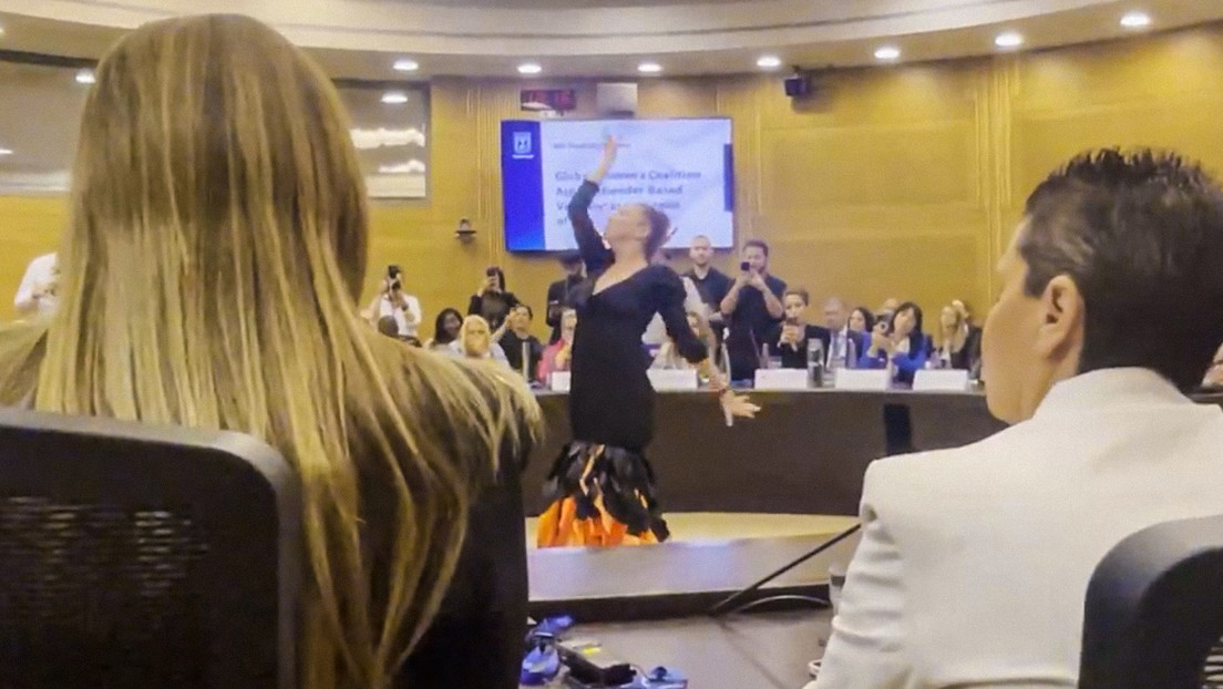 Bailarinas interpretan la masacre de Hamás en el Parlamento israelí