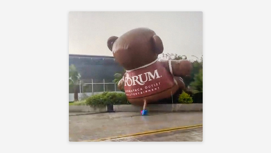 VIDEO: Un oso gigante surca las calles mexicanas 'volando' al compás del viento