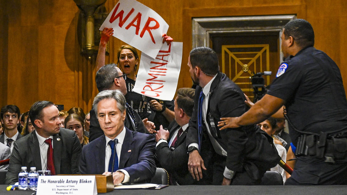 "¡Criminal de guerra!": Activistas interrumpen discurso de Blinken