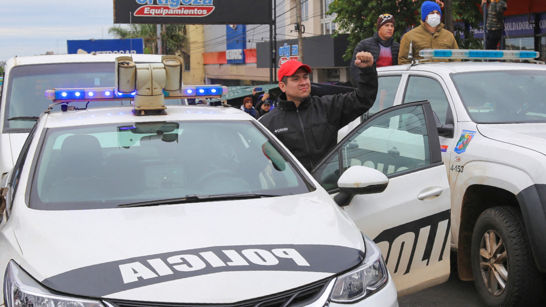 "No pueden hacer huelga": Bullrich amenaza a policías que exigen alzas salariales en Argentina