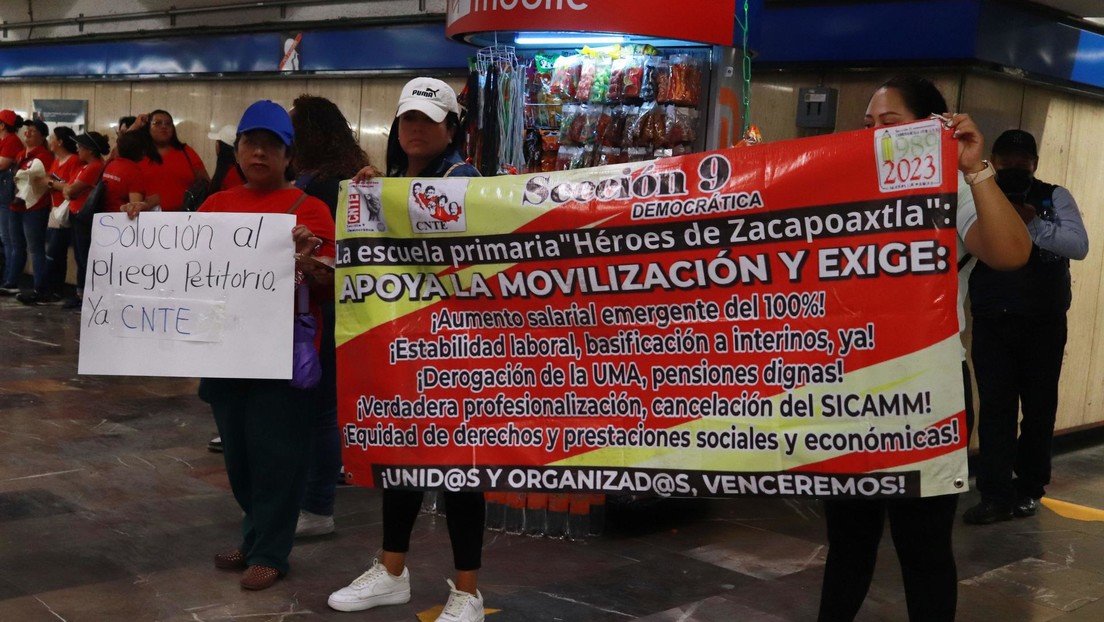 Maestros bloquean sede del partido oficialista de México en una nueva protesta