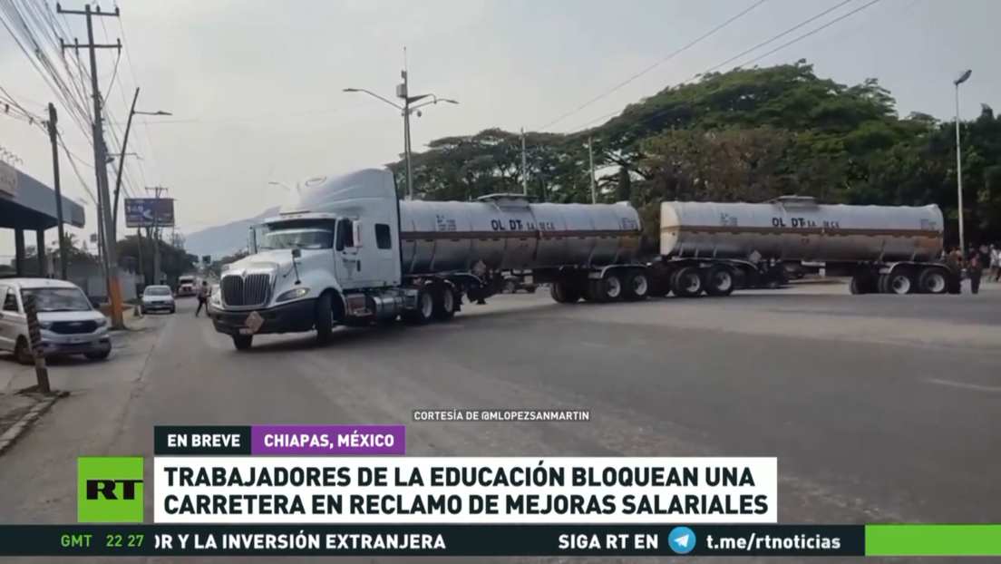 Trabajadores de la educación bloquean una carretera al sur de México en reclamo de aumentos salariales