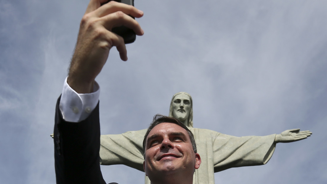 Sancionan a hijo de Bolsonaro y otros legisladores por asociar en campaña a Lula con satanismo