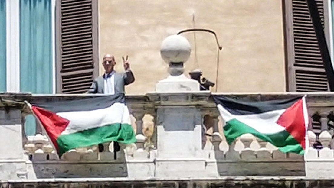VIDEO: Exdiputado italiano se sube al balcón de la Cámara de Diputados y cuelga banderas palestinas