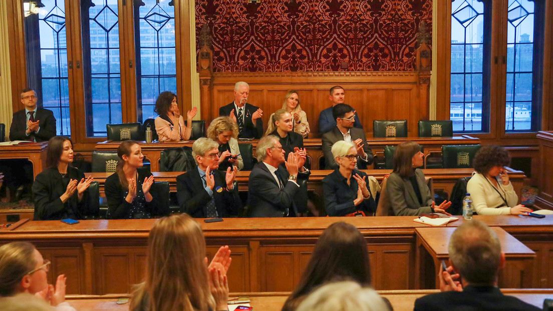 Legisladores del Reino Unido aplauden a los neonazis de Azov (FOTOS)