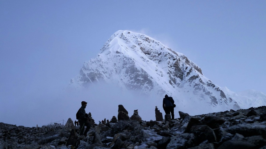 VIDEO: Se derrumba en el Everest una cornisa de nieve con varios alpinistas encima
