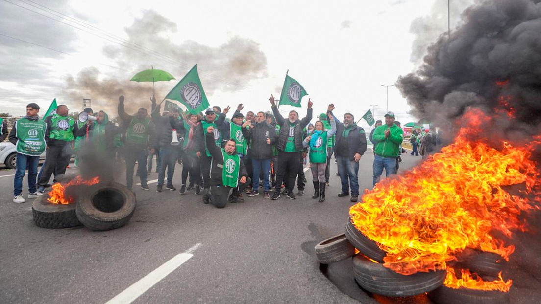 VIDEO: Policía de Córdoba reprime a trabajadores que protestan por la llegada del presidente Milei