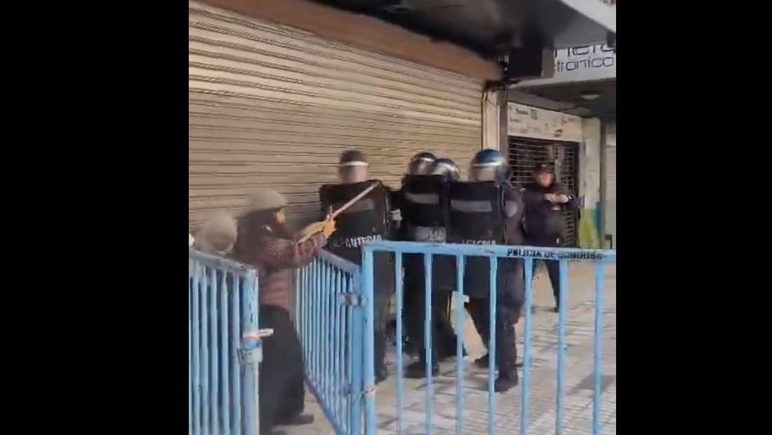VIDEOS: La Policía bloquea acceso a lugar del discurso de Milei en Córdoba y dispara balas de goma