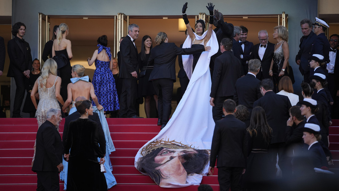 Impiden a una actriz mostrar un capa con un Cristo gigante en la alfombra roja de Cannes (VIDEO)