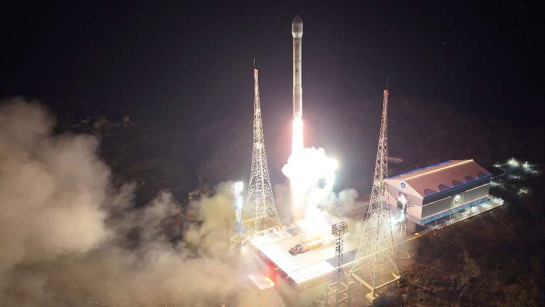 Explota en el aire cohete portador de un satélite militar de Corea del Norte