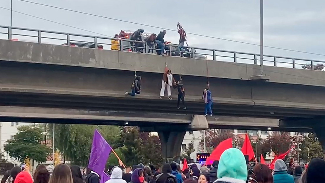 Manifestantes se cuelgan de un puente en Chile en una peligrosa protesta