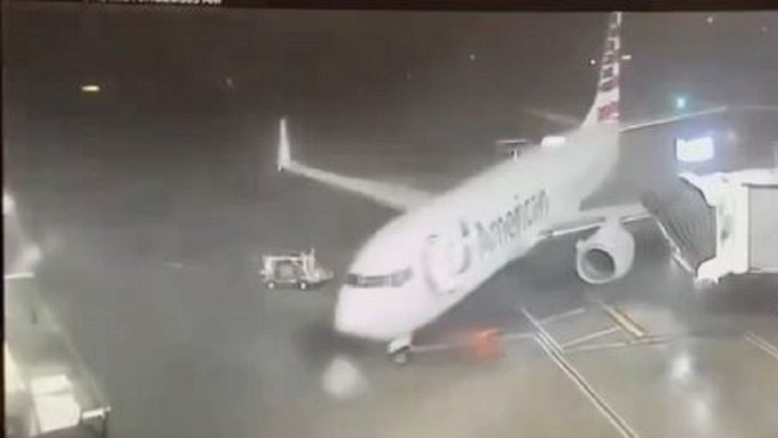 VIDEO: Un Boeing es arrancado de la puerta de embarque por fortísimas ráfagas de viento