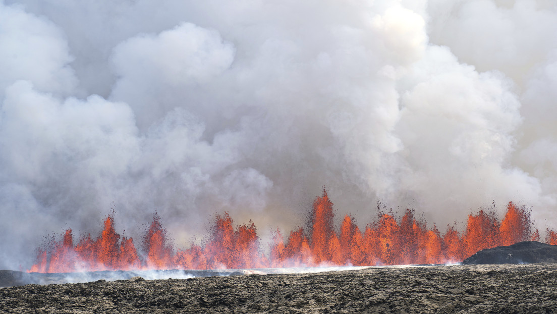 Volcán islandés vuelve a erupcionar con lava que alcanza hasta 50 metros de altura (VIDEO)