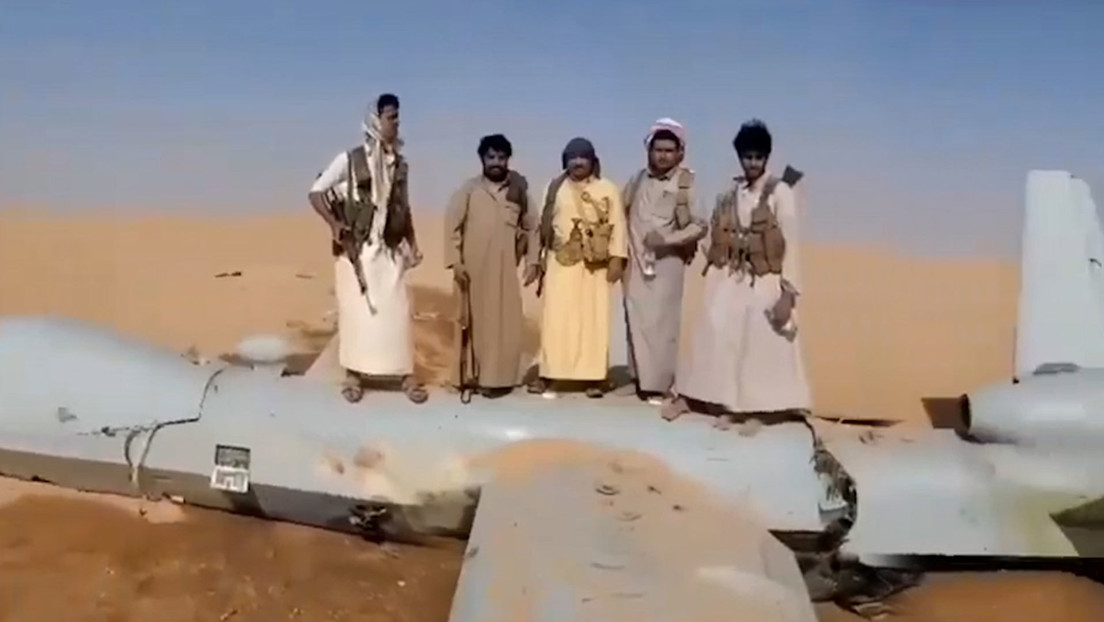 Hutíes derriban dron estadounidense MQ-9 Reaper y posan sobre sus escombros (VIDEO)