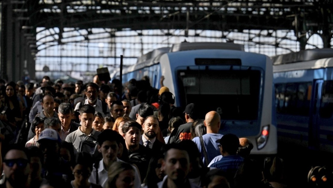 Policía de Argentina podrá usar pistolas táser en estaciones de tren